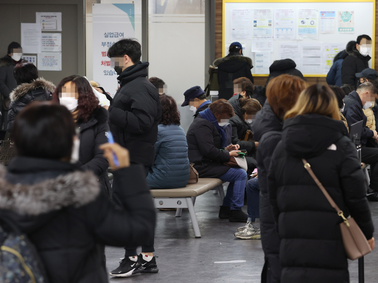 지난 13일 서울 마포구 서울서부고용복지플러스센터에서 시민들이 실업급여 설명회를 듣거나 상담을 받기 위해 기다리고 있다. [연합]