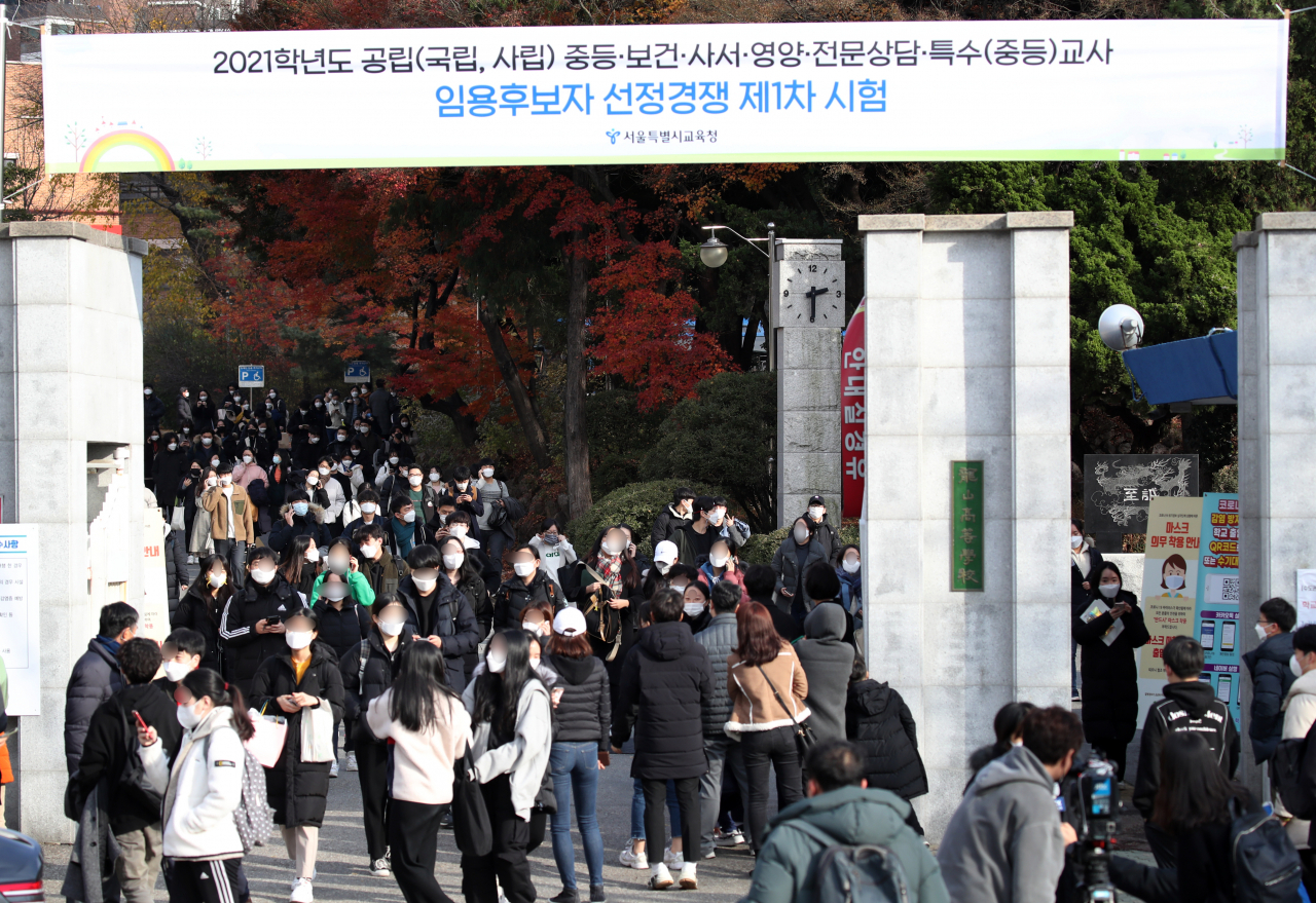 신종코로나바이러스감염증(코로나19)이 급속히 확산하는 가운데 지난해 1월 서울 용산고등학교에서 치러진 2021학년도 서울시 공립(국립,사립) 중등교사, 보건·사서·영양·전문상담·특수(중등)교사 임용후보자 선정경쟁 제1차시험을 마친 수험생들이 고사장을 나서고 있다. [연합]