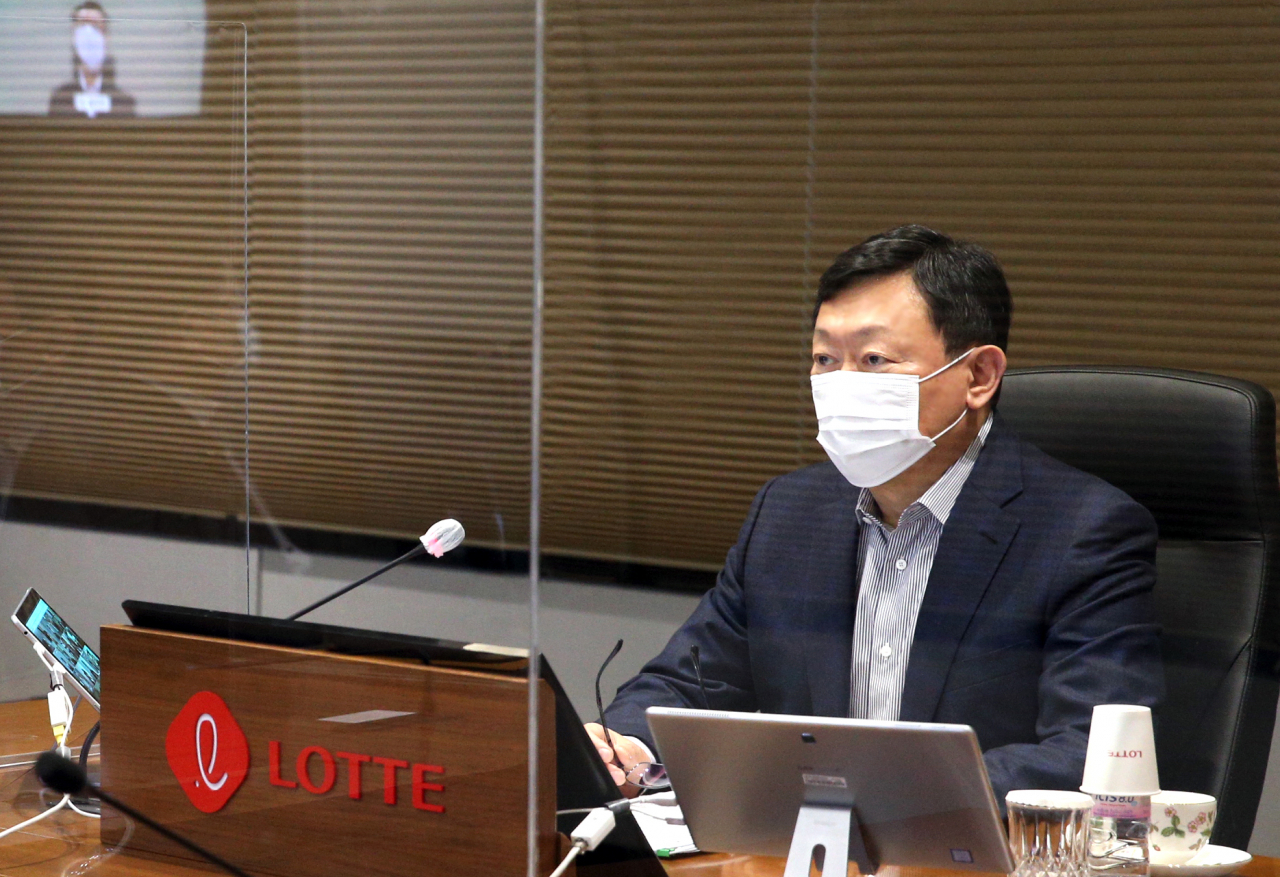 신동빈 롯데 회장이 지난 13일 오후 서울 잠실 롯데월드타워 18층 회의실에서 비대면 화상회의 방식으로 열린 '2021 상반기 롯데 VCM(옛 사장단 회의)'에 참여하고 있다. 이날 회의에는 신 회장을 비롯해 계열사 대표이사와 롯데지주 및 4개 부문 BU(비즈니스 유닛) 임원 등 130여명이 참석했다. [사진제공=롯데지주]