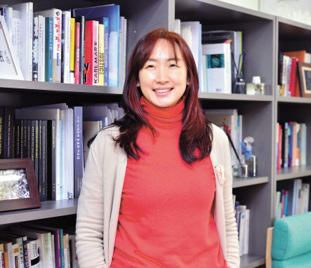 이승윤 교수는&hellip; ▷1979년 춘천 출생 ▷2003년 2월 이화여대 사회복지학·전문영어학 학사▷2006년 8월 서울대 사회복지학(사회복지정책전공) 석사▷2007년 9월 영국 옥스퍼드대 비교사회정책 박사▷2011년 5월 일본 교토대 사회학과 조교수▷2012년 3월 이화여대 사회복지학과 조교수·부교수▷2017년 12월 제4차 국민연금제도개혁위원회 위원▷2018년 1월 대통령직속 저출산고령사회 위원회 미래분과 위원▷2018년 8월 베를린 자유대학교 초빙교수▷2020년 3월 중앙대 사회복지학과 부교수▷2020년 8월 경제사회노동위원회 청년위원회 자문위원▷2020년 9월 기재부 한국판 뉴딜 실무지원단 자문위원▷2020년 9월 국무총리실 산하 청년정책조정위원회 민간 부위원장