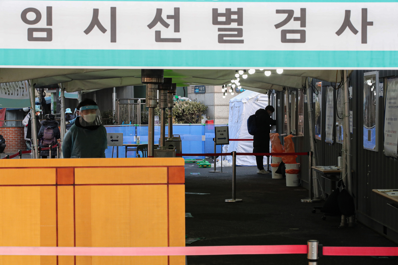 14일 오전 서울 중구 서울역 신종코로나바이러스 감염증(코로나19) 선별진료소가 한산한 모습이다. 이날 코로나19 신규확진자는 524명(지역 496명·해외 28명)을 기록해 사흘째 500명대를 기록했다. 연합뉴스