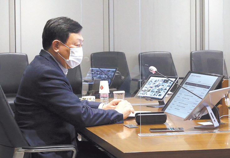 신동빈 롯데 회장이 지난 13일 오후 서울 잠실 롯데월드타워 18층 회의실에서 비대면 화상회의 방식으로 열린 ‘2021 상반기 롯데 VCM(옛 사장단 회의)’에 참여하고 있다. 이날 회의에는 신 회장을 비롯해 계열사 대표이사와 롯데지주 및 4개 부문 BU(비즈니스 유닛) 임원 등 130여명이 참석했다. [롯데지주 제공]