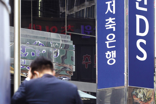 돈 줄 막힌 고신용자들이 중금리 대출로 몰리고 있다. 금융당국이 은행들의 고신용자 대출을 규제하고 있지만, 중금리대출은 ‘서민용’이란 이유로 정부의 독려를 받고 있기 때문이다. [연합]