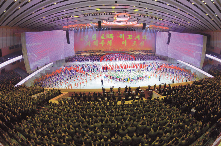김정은 국무위원장이 제8차 노동당 당대회 폐회 뒤 13일 경축대공연 ‘당을 노래하노라’를 관람했다고 당 기관지 노동신문이 14일 보도했다. 신문은 그러나 당대회 개회 이전부터 준비 정황이 포착된 열병식과 관련해서는 진행 여부 등 일절 언급하지 않았다. [평양 노동신문=뉴스1]