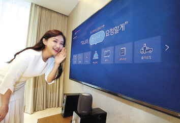 KT모델이 대구 메리어트호텔&레지던스에 적용된 KT AI 호텔 서비스를 사용하고 있다. [KT제공]
