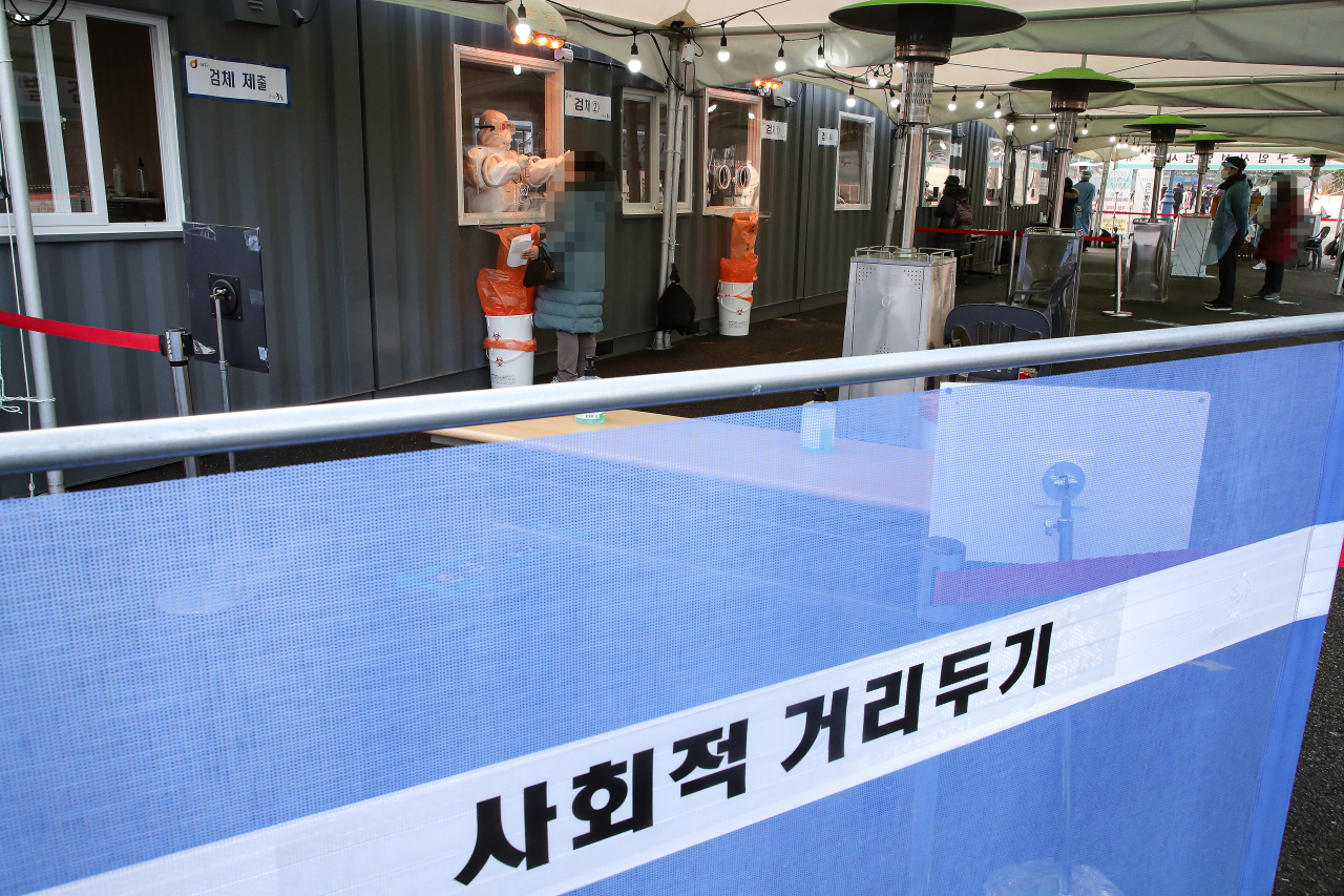14일 오전 서울 중구 서울역 신종코로나바이러스 감염증(코로나19) 선별진료소가 한산한 모습이다. 이날 코로나19 신규확진자는 524명(지역 496명·해외 28명)을 기록해 사흘째 500명대를 기록했다. 연합뉴스