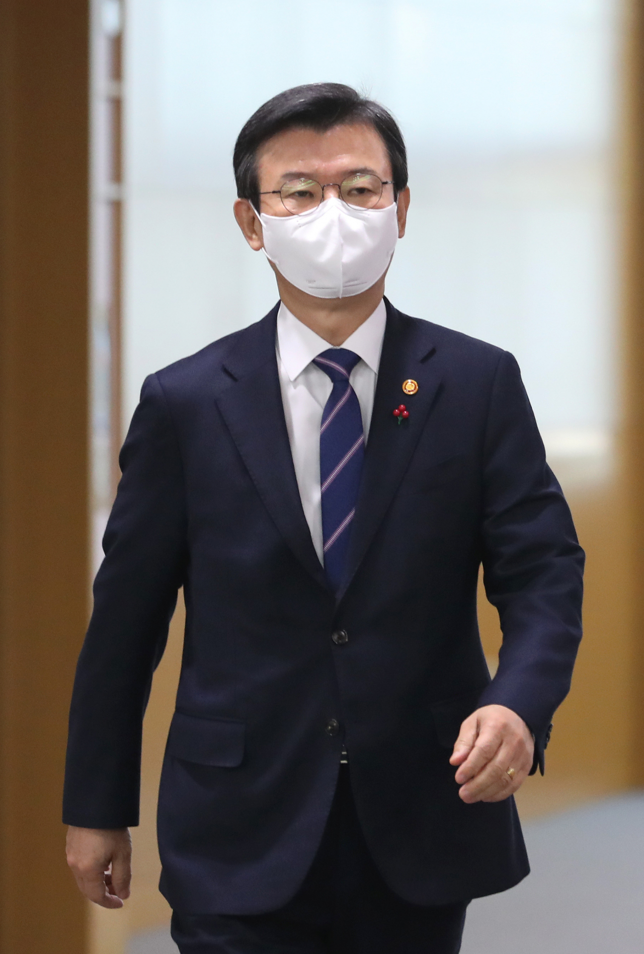 문성혁 해양수산부 장관이 지난 5일 세종시 정부세종청사에서 문재인 대통령이 주재하는 국무회의에 영상으로 참석하기 위해 이동하고 있다. 해수부는 14일 2030년까지 국내 해양바이오시장 규모를 1조2000억원 수준으로 확대하고, 선도국과의 기술격차와 소재 수입 의존도를 낮추겠다고 발표했다. [연합]