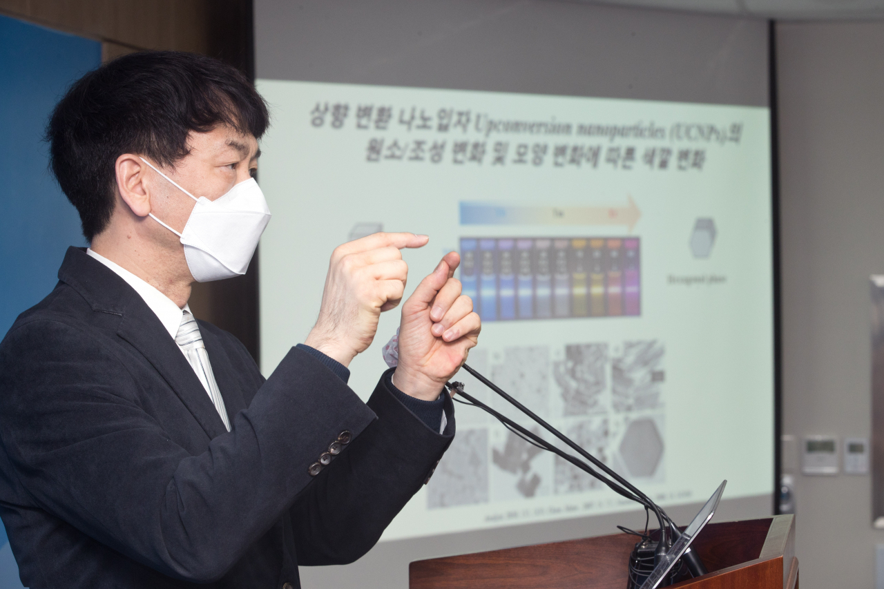 서영덕 박사가 14일 과기정통부 기자실에서 '광사태 나노입자 세계 최초 발견' 관련 브리핑을 하고 있다.[과기정통부 제공]