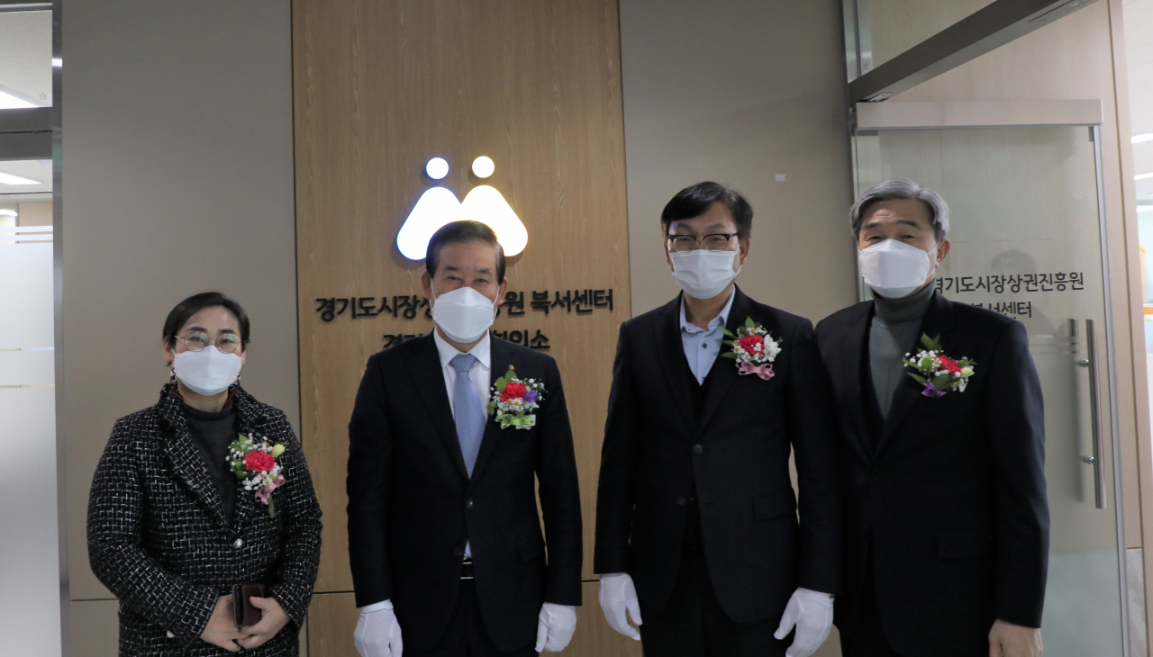 파주시 와동동 운정법조타운 5층에서 열린 ‘경기도시장상권진흥원 북서센터 현판식’.(왼쪽부터) 경기도시장상권진흥원 최은영 중부센터장, 경기도시장상권진흥원 이홍우 원장, 파주시 백인성 기획경제국장, 파주시 황선구 일자리경제과장이 현판식을 마치고 기념촬영을 하고 있다.[경상원 제공]