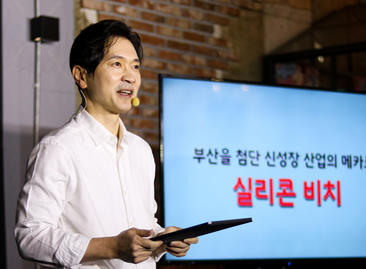 박성훈 국민의힘 부산시장 보궐선거 예비후보(전 부산시 경제부시장)가 14일 오후 부산 부산진구 전포카페거리에 위치한 카페 '빈티지38'에서 부산시장 보궐선거 출마를 공식 선언하고 있다. [연합]