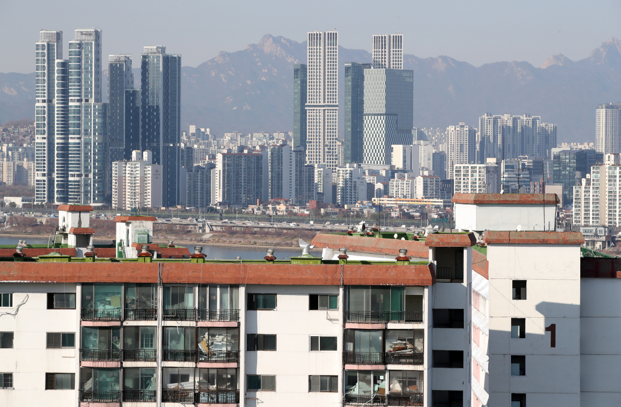 서울 강남구 삼성동에서 바라본 강남 재건축 아파트와 뒤로 보이는 강북 아파트의 모습 [연합뉴스]