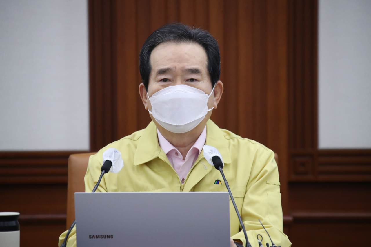 정세균 국무총리가 지난 15일 오전 정부서울청사에서 열린 코로나19 대응 중앙재난안전대책본부 회의를 주재하고 있다. ［연합］