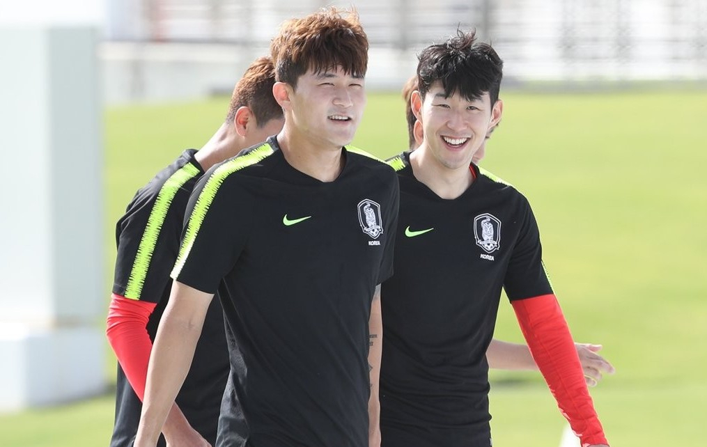 축구 국가대표팀 김민재(왼쪽)와 손흥민이 훈련 중 활짝 웃고 있다. [연합]