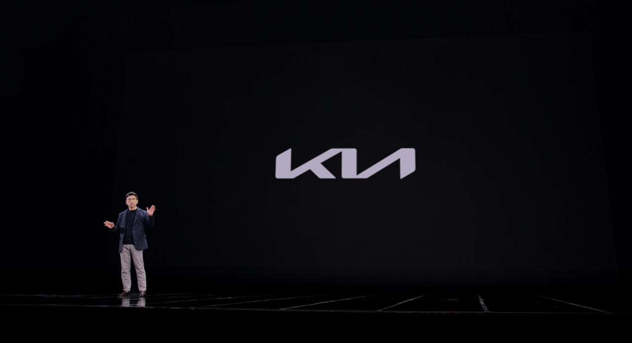 기아 송호성 사장이15일 유튜브와 글로벌 브랜드 웹사이트에서 생중계된 ‘뉴 기아 브랜드 쇼케이스’에서 새로운 브랜드 지향점과 지속 가능한 모빌리티 솔루션을 제공하기 위한 구체적인 미래 전략을 발표하고 있다. [기아 제공]