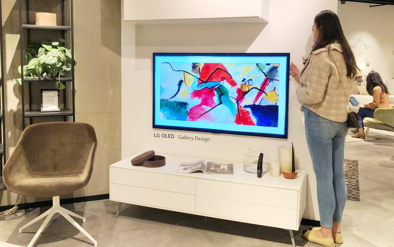 고객이 홍콩 샤틴(Shatin)에 위치한 덴마크 프리미엄 인테리어 브랜드 보컨셉(BoConcept) 매장에 설치된 LG 올레드 갤러리 TV를 살펴보고 있는 모습. [LG전자 제공]