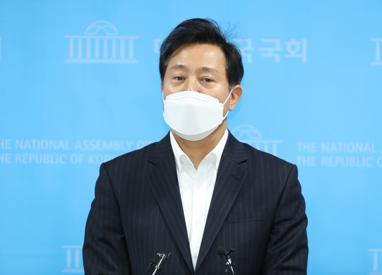 오세훈 전 서울시장이 7일 오전 서울 여의도 국회 소통관에서 기자회견을 열고 "국민의당 안철수 대표가 국민의힘에 입당하면 서울시장 보궐선거에 출마하지 않겠다"고 밝힌 뒤 기자들과 질의응답을 하고 있다. [연합]