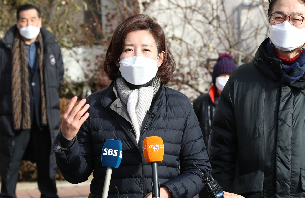 서울시장 보궐선거 출마를 선언한 나경원 국민의힘 전 의원이 14일 오후 재건축을 추진 중인 서울 금천구 남서울럭키아파트를 방문한 뒤 언론과 인터뷰하고 있다. [연합]