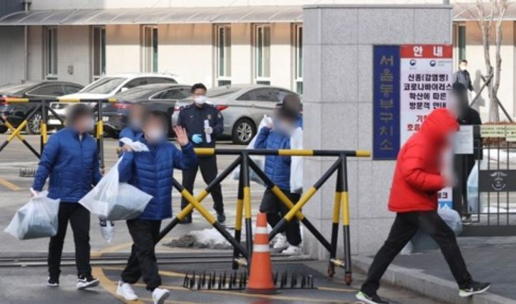 정부가 교정시설의 코로나19 확산을 막기 위해 수형자 900여명을 조기 가석방하기로 한 14일 오전 서울 송파구 동부구치소에서 가석방된 수형자들이 나오고 있다. [연합]