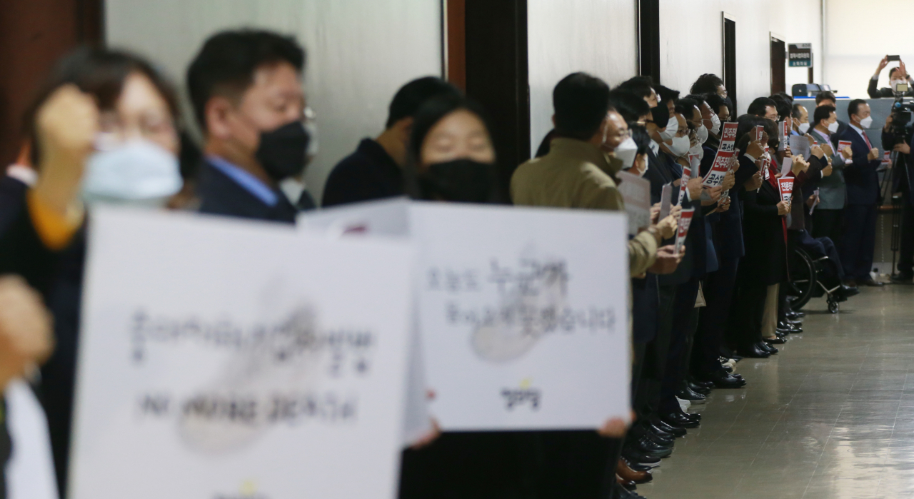국민의힘 의원들과 정의당 의원, 당직자들이 지난달 7일 오전 서울 여의도 국회 법제사법위원회 법안심사제1소위 회의실 앞에서 각각 공수처법 규탄 구호와 중대재해기업처벌법 제정 촉구 구호를 외치고 있다. [연합]