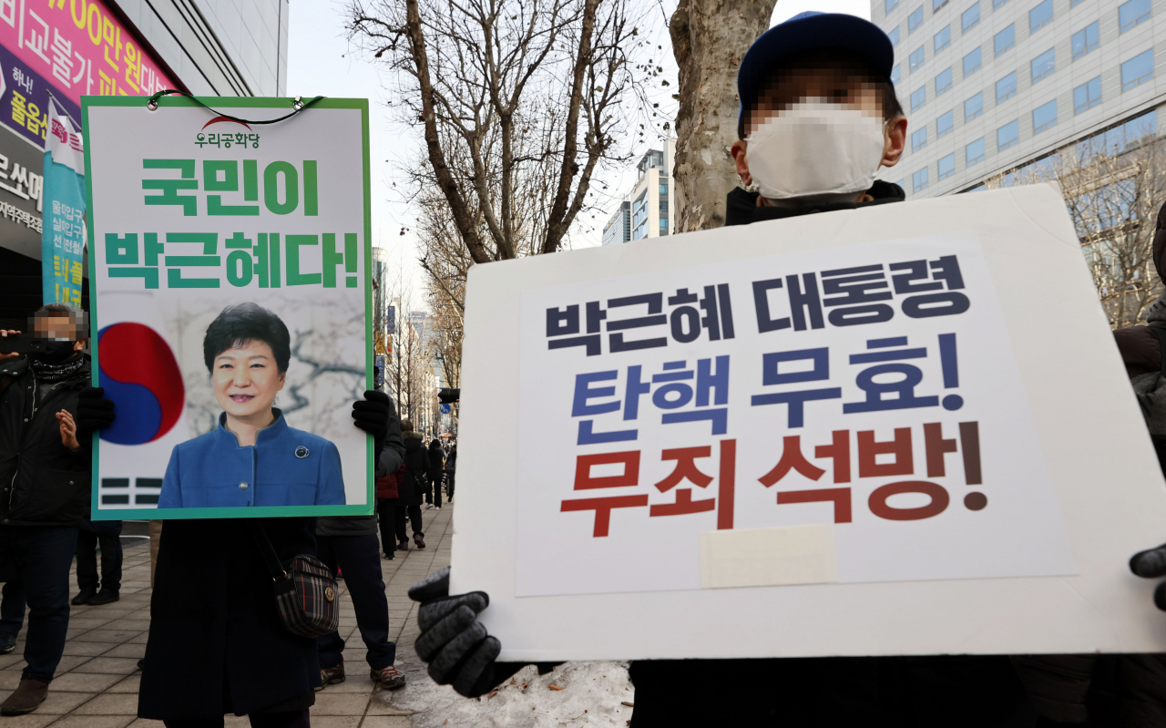 박근혜 전 대통령의 재상고심 선고 공판이 열린 지난 14일 서울 서초역 인근에서 박 전 대통령 지지자들이 손팻말을 들고 있다. [연합]