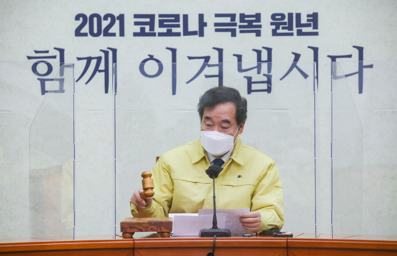 더불어민주당 이낙연 대표가 15일 국회에서 열린 최고위원회의에서 속개를 선언하고 있다. [사진=이상섭 기자/babtong@heraldcorp.com]
