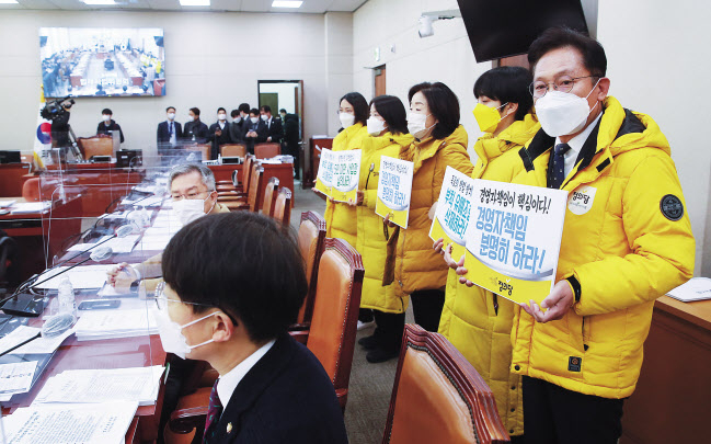 정의당 의원들이 지난 8일 서울 여의도 국회에서 열린 법제사법위원회 전체회의 시작 전 5인미만 사업장에 대한 중대재해기업처벌법 적용 등을 촉구하고 있다. [연합]