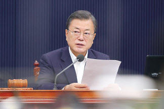 문재인 대통령은 조만간 있을 신년기자회견에서 두 전직 대통령 사면에 대한 입장을 내놓을 것으로 알려졌다. [연합]