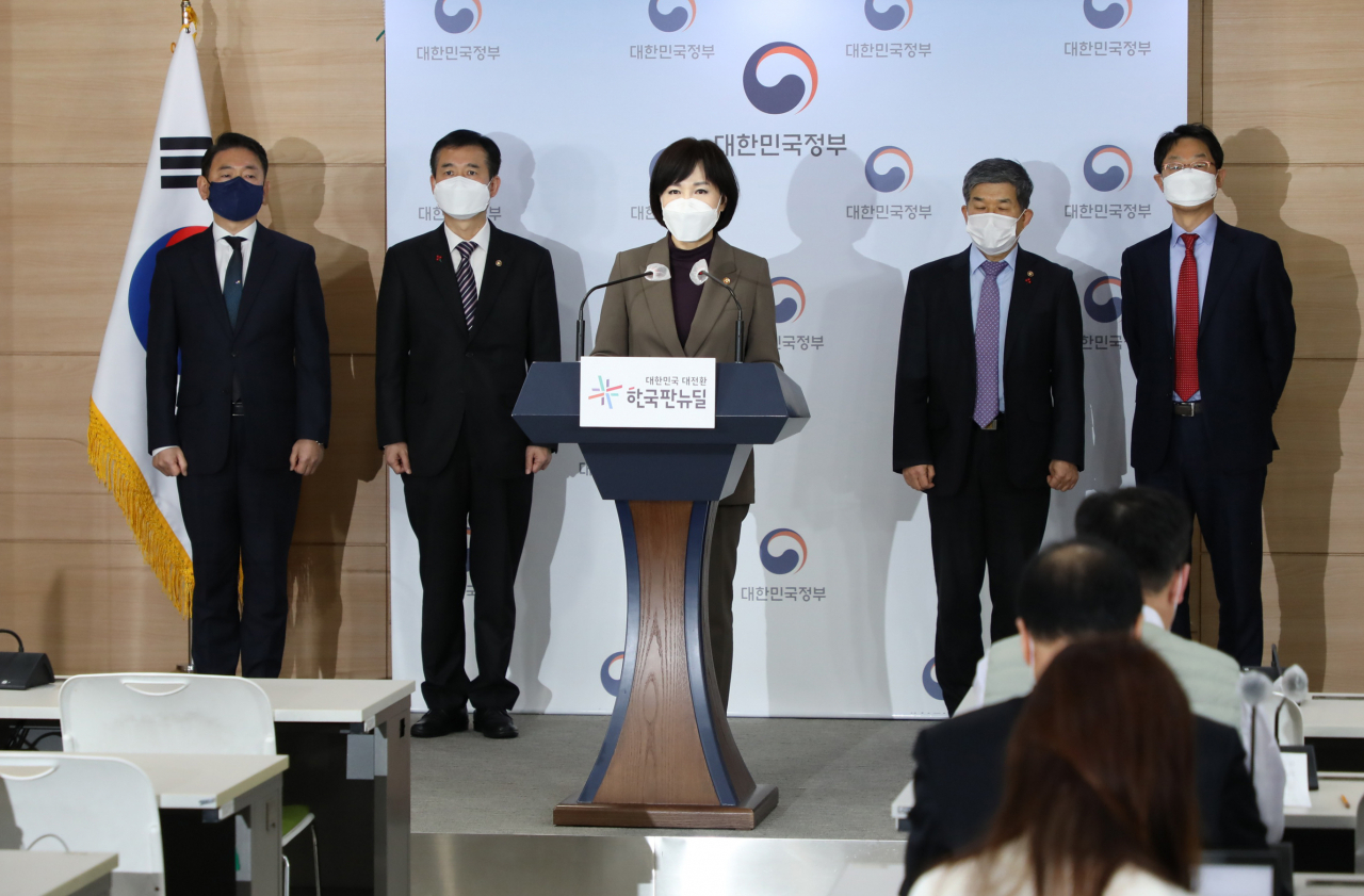전현희 국민권익위원장이 15일 정부서울청사에서 농수산물 선물 가액 상향 관련 전원위원회를 마친 뒤 브리핑을 하고 있다.［국민권익위원회 제공］