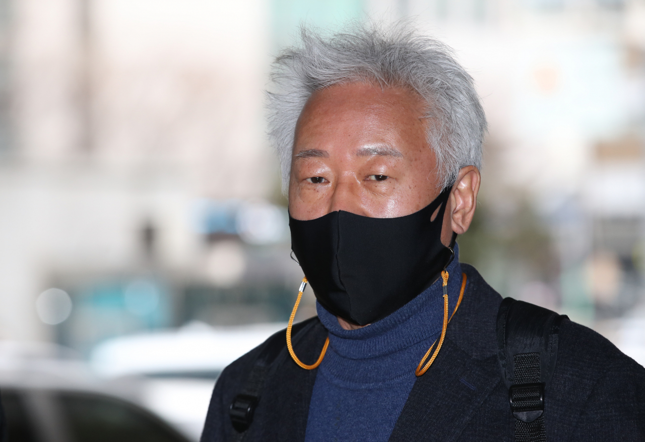 강의 중 일본군 위안부를 '매춘의 일종'이라는 언급을 해 명예훼손 혐의로 재판에 넘겨진 류석춘 전 연세대 교수가 15일 오전 서울서부지법에서 열린 첫 공판에 출석하고 있다. [연합]