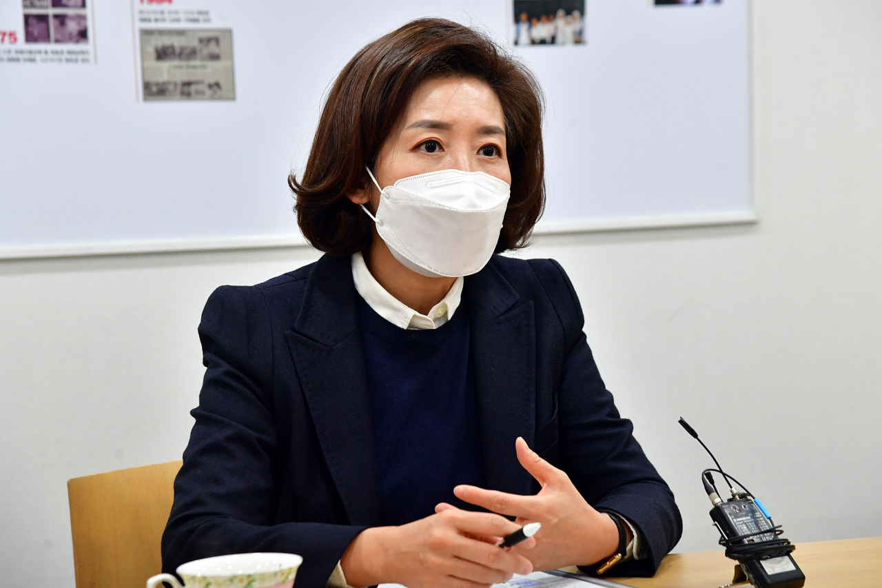 나경원 전 의원이 15일 서울 마포구 신수동 서울마포아동보호전문기관을 찾아 아동학대 대응체계 현황 및 개선방안에 대해 간담회를 갖고 있다. [연합]