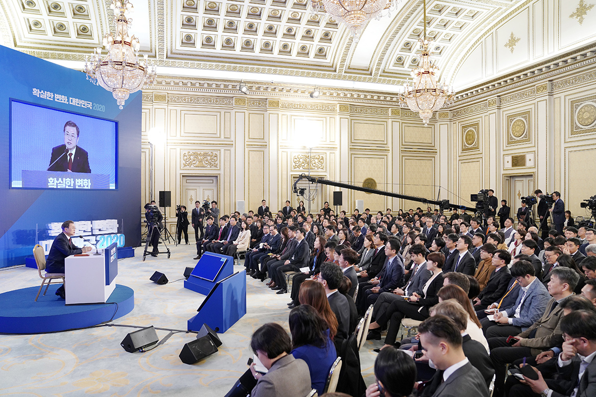 A conference room is filled with journalists during President Moon Jae-in’s New Year’s press conference at Cheong Wa Dae in January 2020. (Cheong Wa Dae)
