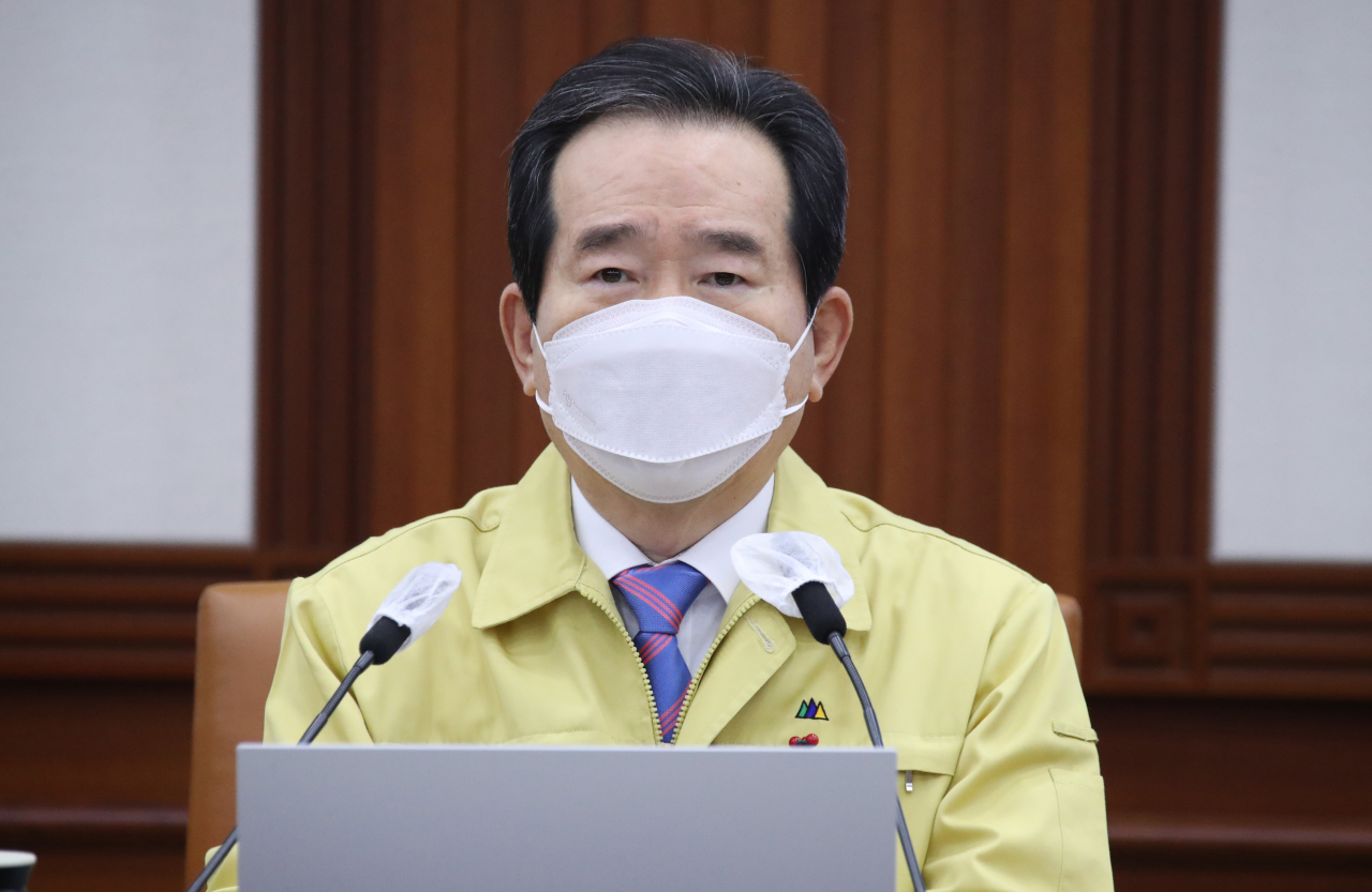 정세균 국무총리가 휴일인 16일 오전 정부서울청사에서 열린 신종 코로나바이러스 감염증(코로나19) 대응 중앙재난안전대책본부(중대본) 회의를 주재하고 있다. [연합뉴스]