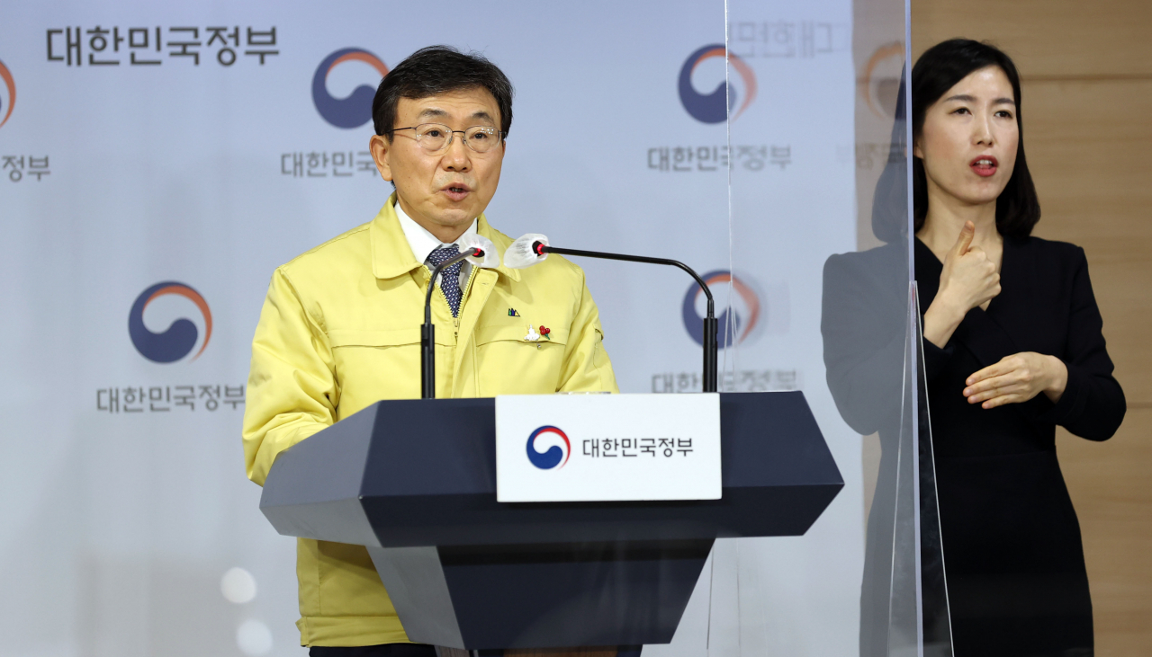 권덕철 중앙재난안전대책본부 1차장(보건복지부 장관)이 16일 오전 정부서울청사에서 사회적 거리두기 단계 연장 조치 및 세부 조정안을 발표하고 있다. [연합뉴스]