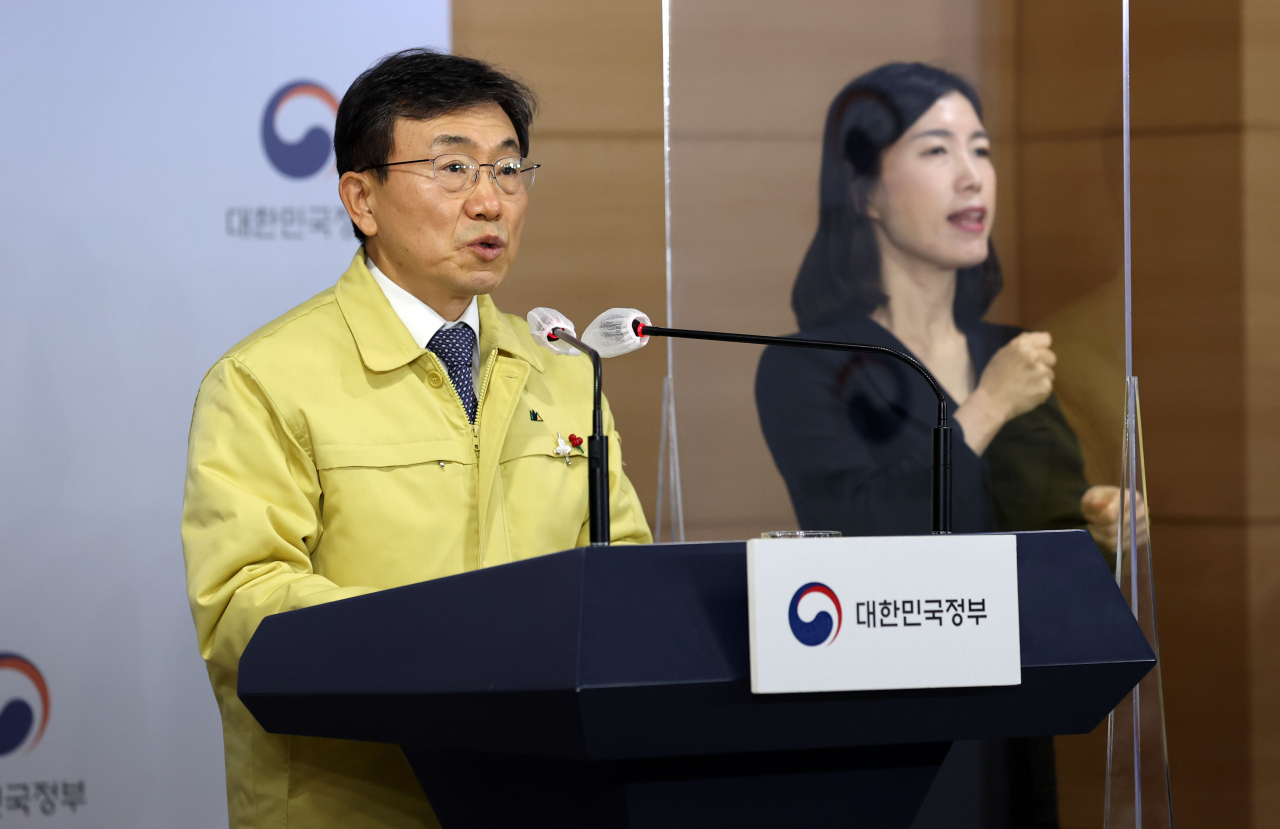 권덕철 중앙재난안전대책본부 1차장(보건복지부 장관)이 16일 오전 정부서울청사에서 사회적 거리두기 단계 연장 조치 및 세부 조정안을 발표하고 있다. [연합]