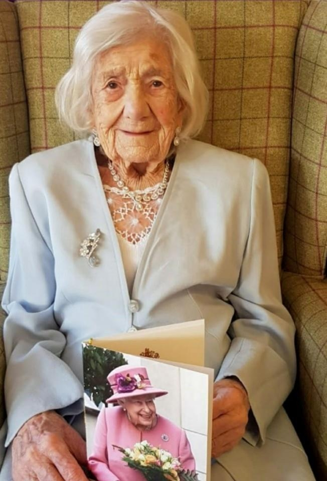 코로나19를 이겨내고 106살 생일을 맞은 영국 할머니 [페이스북 캡처]