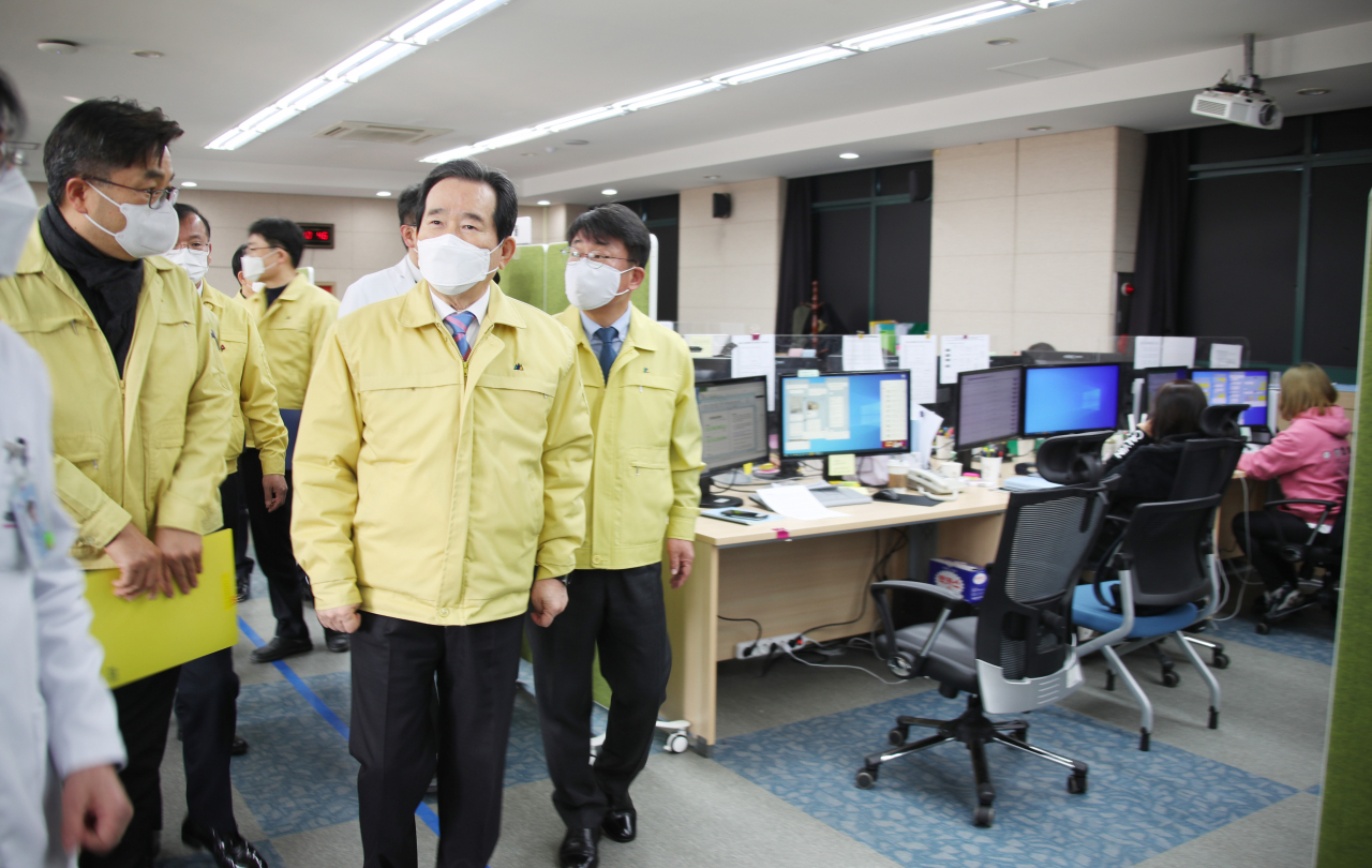정세균 국무총리가 16일 서울시 중구 국립중앙의료원을 방문해 연구동 9층에 마련된 수도권 공동대응 상황실을 둘러보고 있다. [연합뉴스]