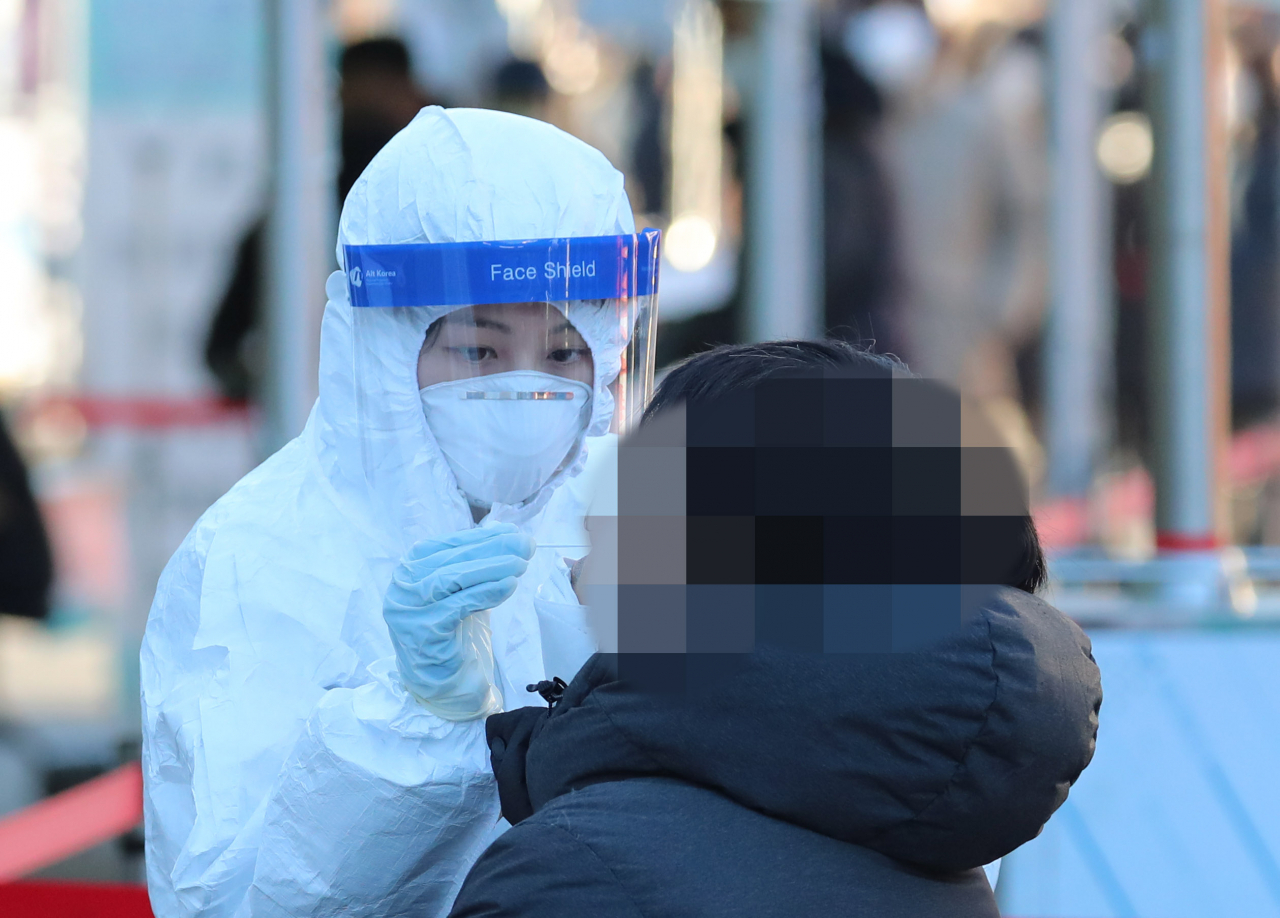 15일 오전 서울역 광장에 마련된 코로나19 임시 선별검사소에서 시민들이 검사를 받고 있다. [연합]