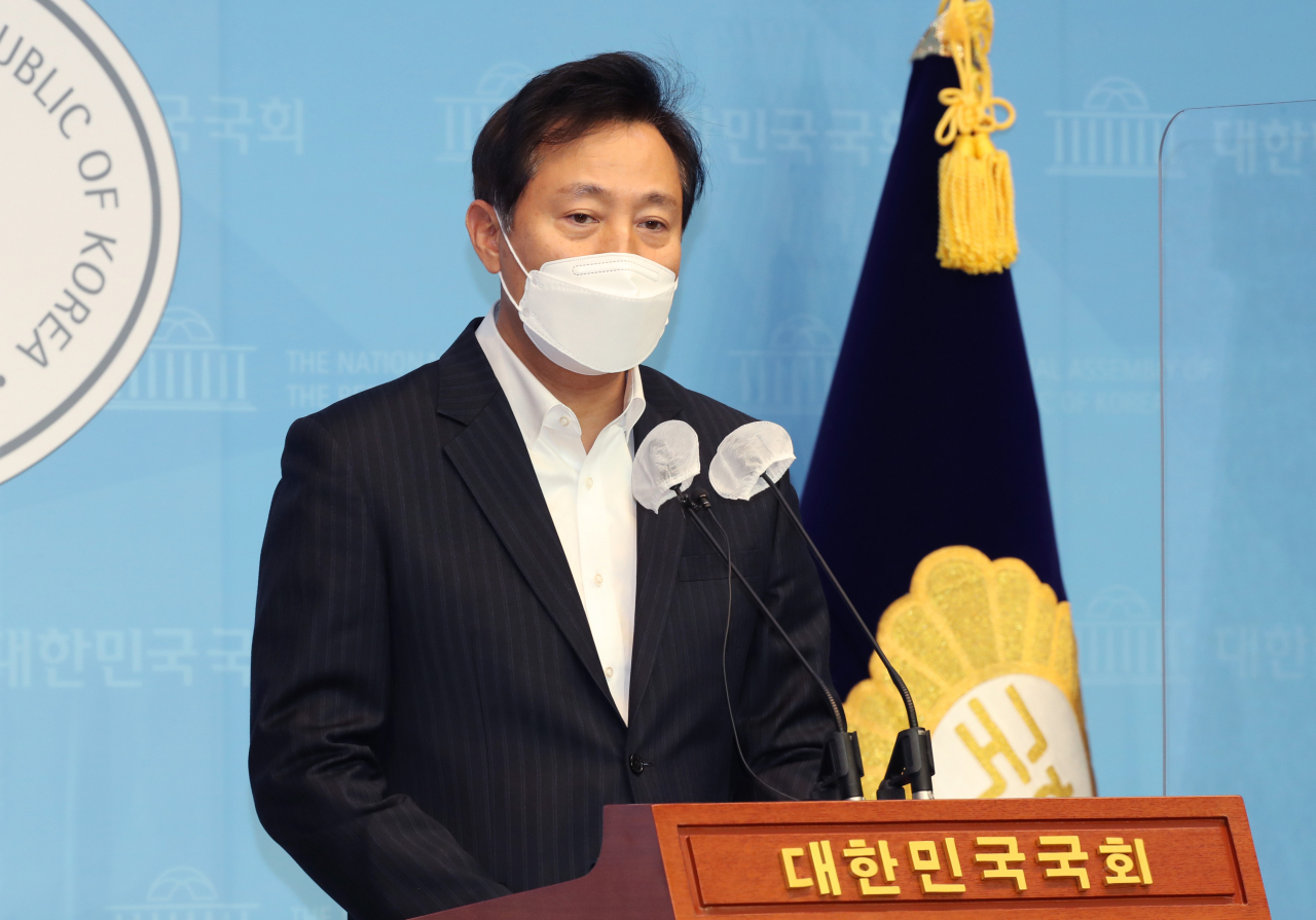 오세훈 전 서울시장이 7일 오전 서울 여의도 국회 소통관에서 기자회견을 열고 " 국민의당 안철수 대표가 국민의힘에 입당하면 서울시장 보궐선거에 출마하지 않겠다"고 밝히고 있다. 연합뉴스