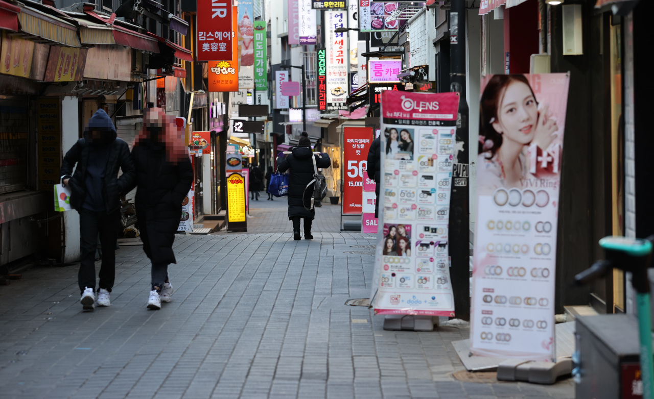 16일 오후 서울 중구 명동거리 모습. 정부는 이날 신종 코로나바이러스 감염증 확산 방지를 위해 현행 사회적 거리두기(수도권 2.5단계·비수도권 2단계)와 전국 5인 이상 사적모임 금지 조치를 이달 말까지 연장한다고 밝혔다. 연합뉴스