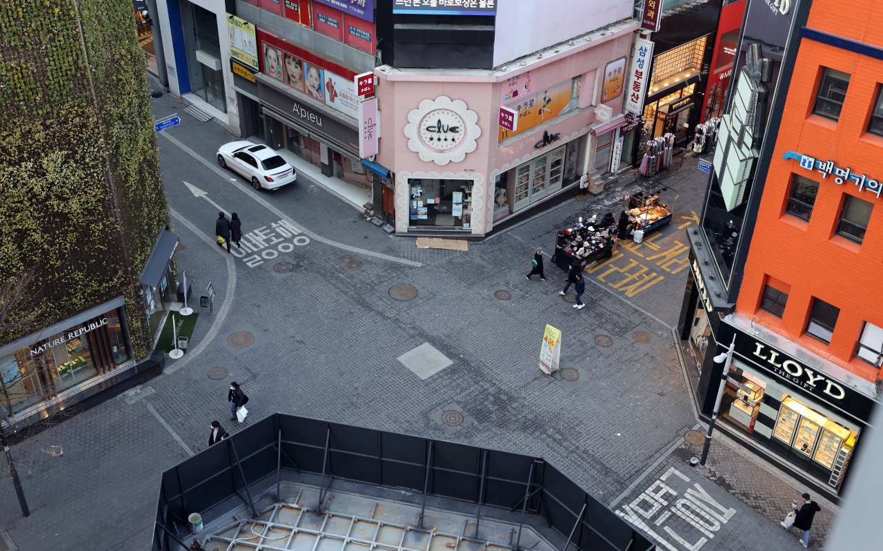 지난 16일 오후 서울 중구 명동거리 모습. 정부는 이날 코로나19 감염증 확산 방지를 위해 현행 사회적 거리두기(수도권 2.5단계·비수도권 2단계)와 전국 5인 이상 사적모임 금지 조치를 이달 말까지 연장한다고 밝혔다. [연합뉴스]