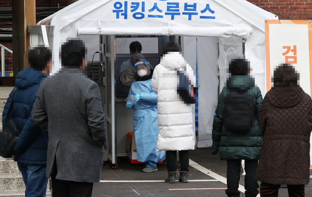 17일 오후 서울 중구 국립중앙의료원에 마련된 신종 코로나바이러스 감염증(코로나19) 선별진료소에서 시민들이 줄 지어 검사를 받고 있다.서울시는 신종 코로나바이러스 감염증(코로나19) 익명검사를 받을 수 있는 임시선별검사소의 운영기한을 2월 14일까지 4주 더 연장한다고 16일 밝혔다. 이는 설 명절 특별방역대책과 연계해 이뤄지는 조치라고 시는 설명했다. 연합뉴스
