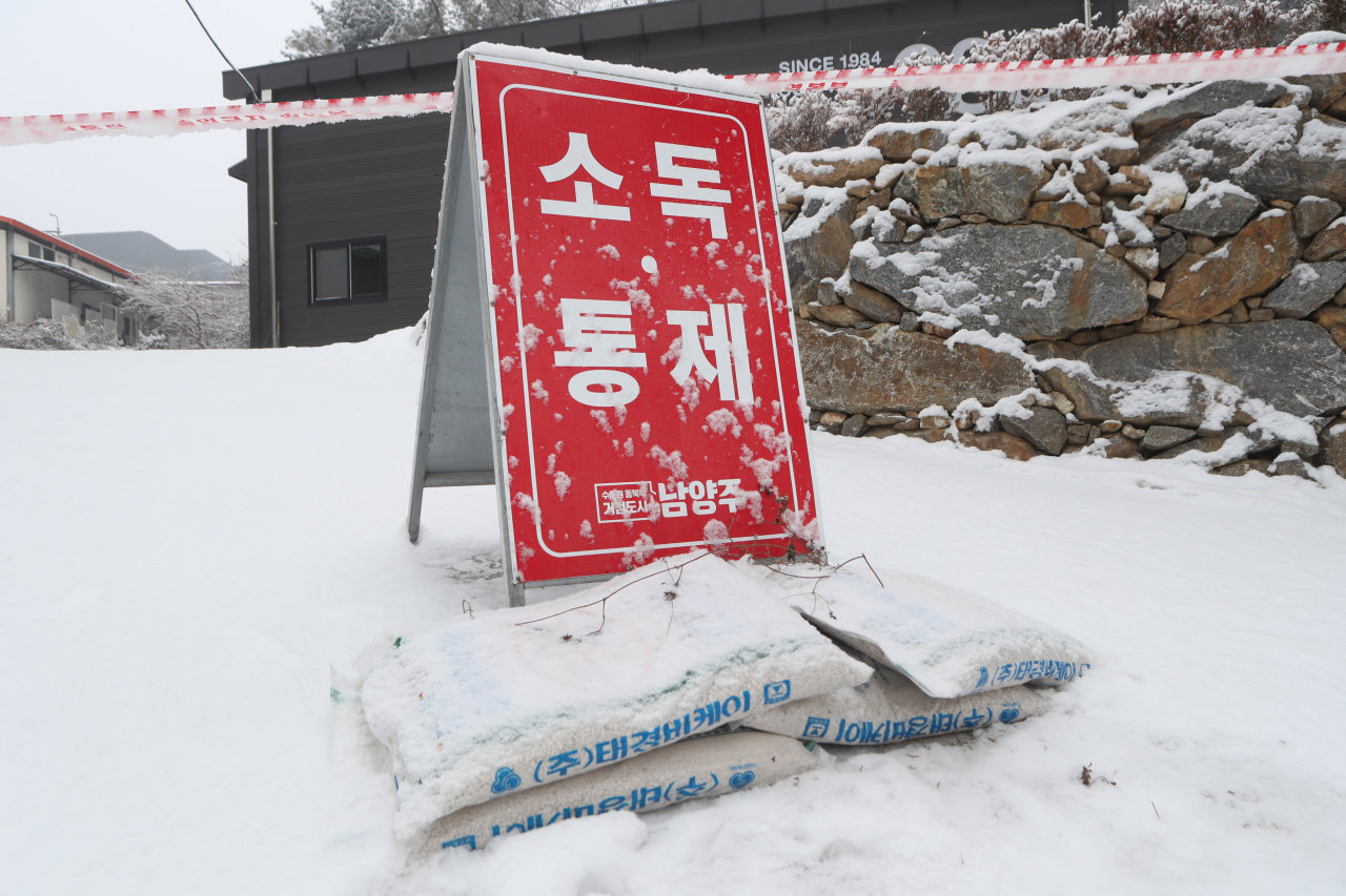 This photo shows poultry farm in Namyangju, Gyeoggi Province shut down due to avian influenza breakout on Wednesday. (Yonhap)