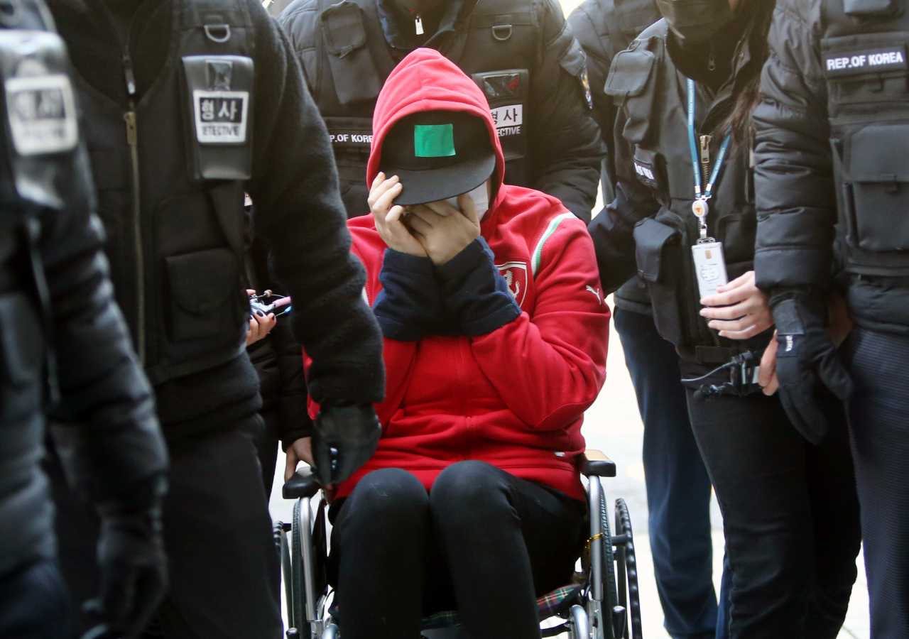 8살 딸의 호흡을 막아 숨지게 한 혐의를 받는 어머니 A(44·여)씨가 17일 오후 구속 전 피의자 심문(영장실질심사)을 받기 위해 인천시 미추홀구 인천지방법원으로 들어서고 있다. [연합]