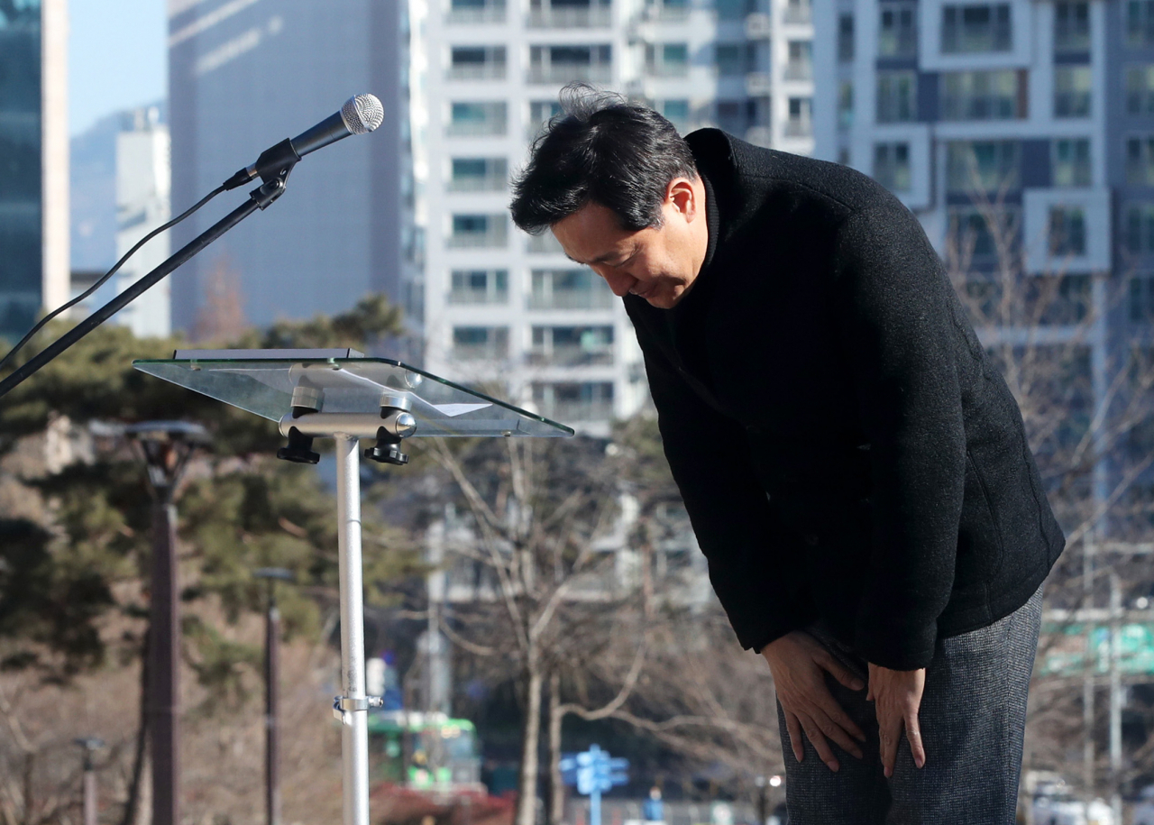 국민의힘 오세훈 전 서울시장이 17일 오전 서울 강북구 북서울꿈의숲에서 열린 서울시장 보궐선거 출마 선언에서 인사하고 있다 . [연합]