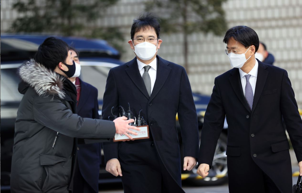 이재용(사진 가운데) 삼성전자 부회장이 지난달 30일 국정농단 사건 파기환송심 결심공판과 관련 서울 서초구 서울고등법원에 출석하고 있다. [연합]
