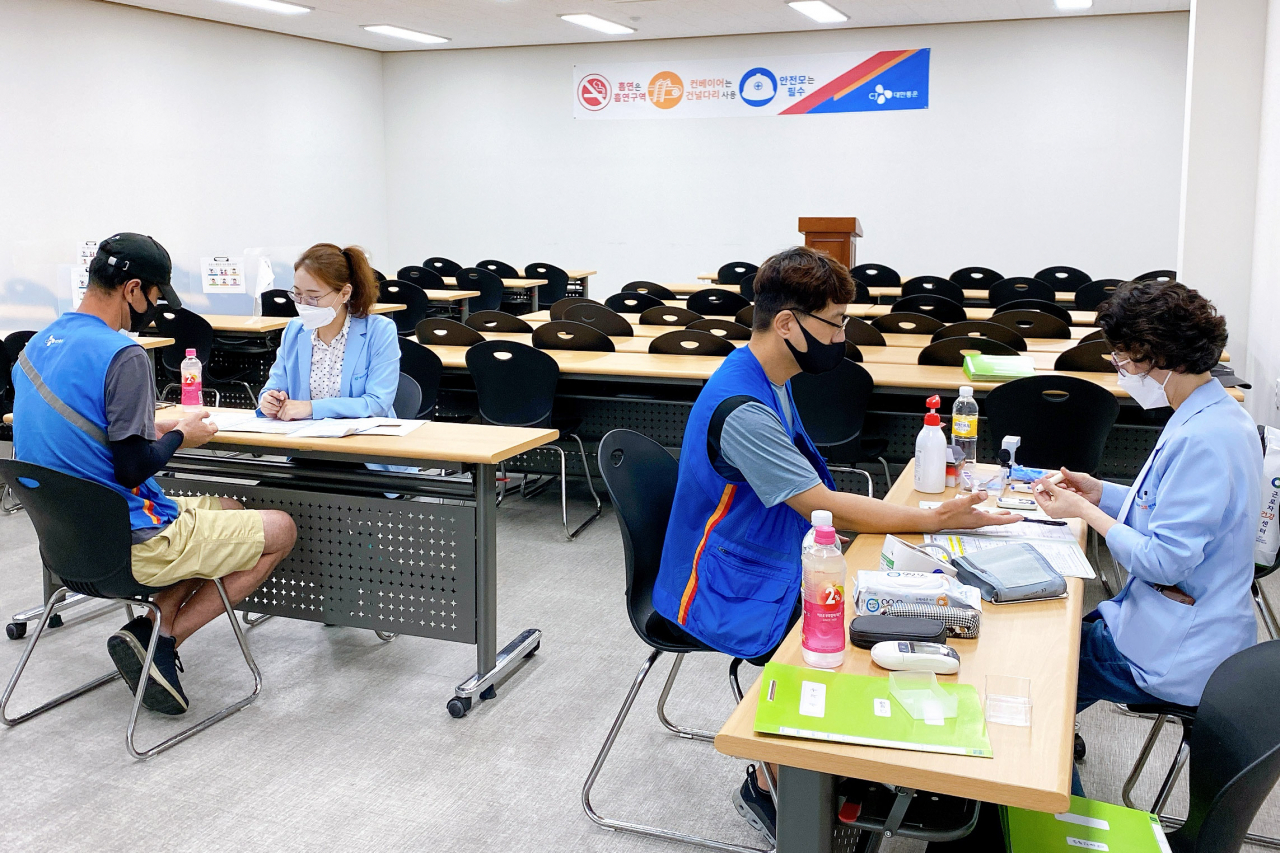 시범 건강상담서비스를 받고있는 CJ대한통운 택배기사들. [CJ대한통운 제공]