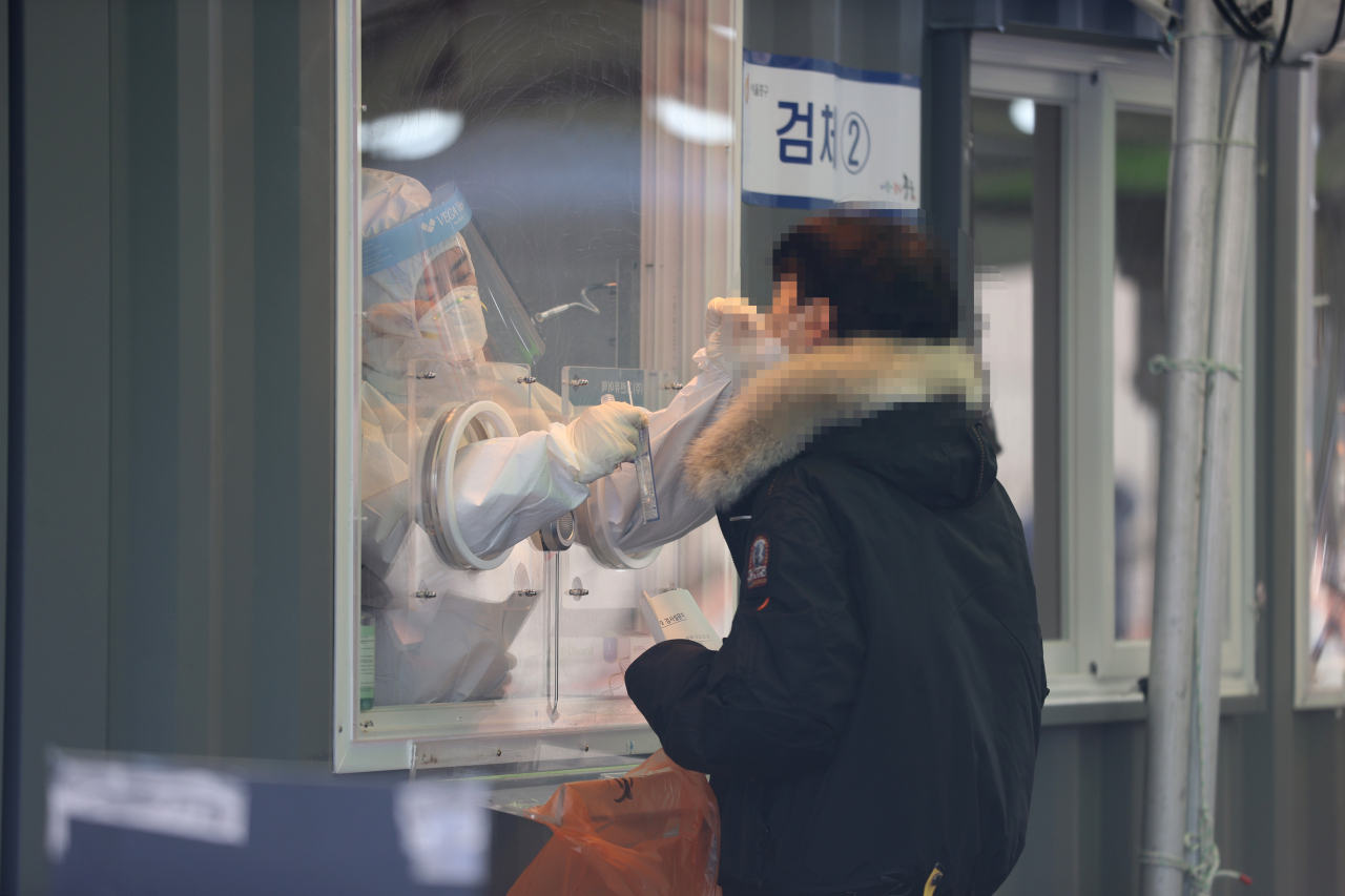 16일 오전 서울역에 마련된 임시선별진료소에서 의료진이 검체채취를 하고 있다. 연합뉴스