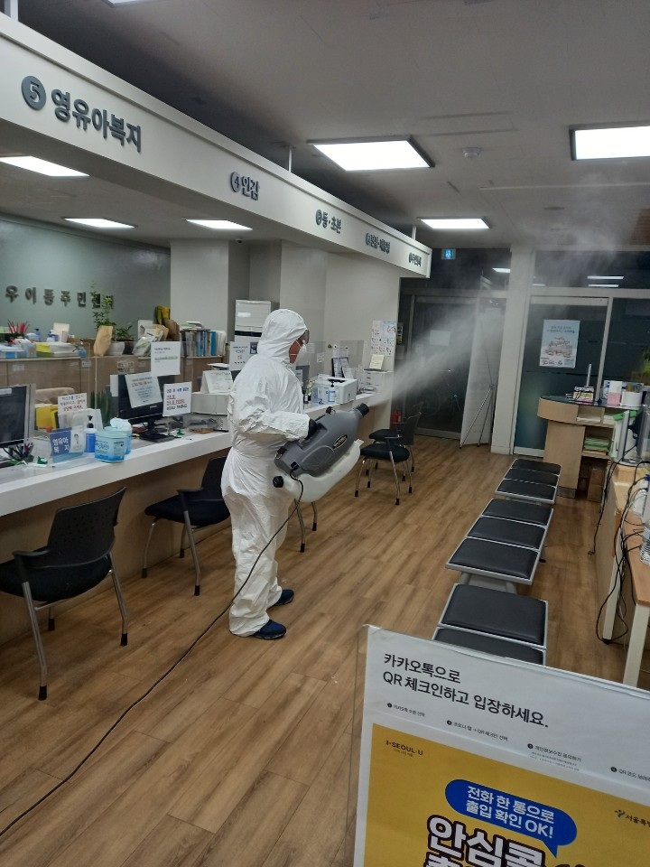 지난해 하반기 코로나19 희망일자리 사업 참여자가 동 주민센터 방역을 하고 있다. [강북구 제공]