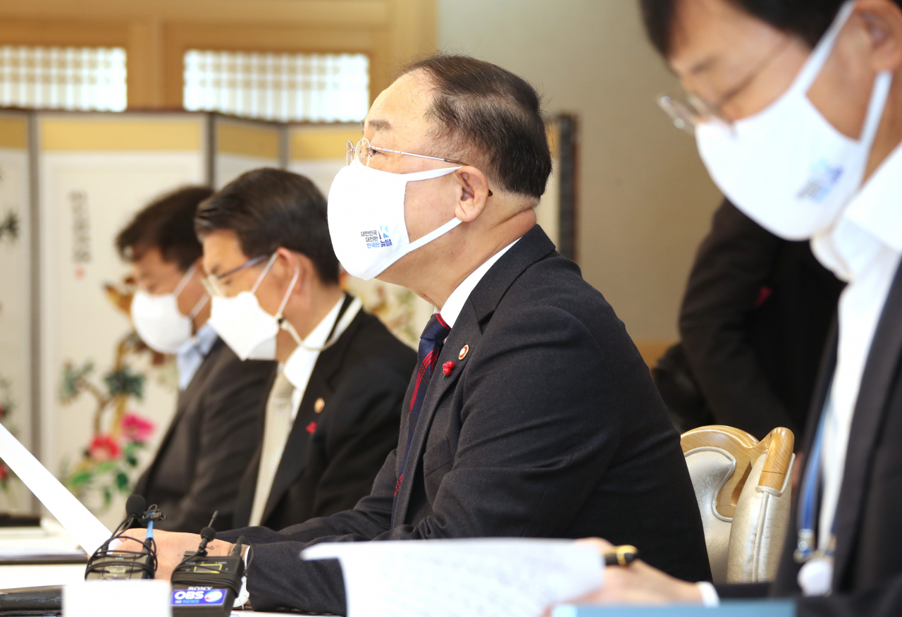 홍남기 경제부총리 겸 기획재정부 장관이 지난 15일 정부서울청사에서 변창흠 국토교통부 장관 등이 참석해 열린 제13차 부동산시장 점검 관계장관회의를 주재하며 발언하고 있다. 홍 부총리는 18일 ‘2021 공공기관 채용정보박람회’ 개회사를 통해 “어려운 고용여건을 감안하여 상반기 채용인원을 전년 대비 대폭 확대해 45% 이상 채용하는 등 공공부문이 조기채용을 선도하도록 하겠다”고 밝혔다. [연합]