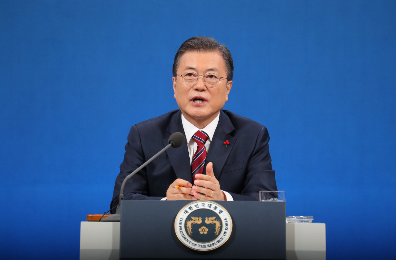 문재인 대통령이 18일 청와대 춘추관에서 열린 신년 기자회견에서 기자의 질문에 답하고 있다. [연합]